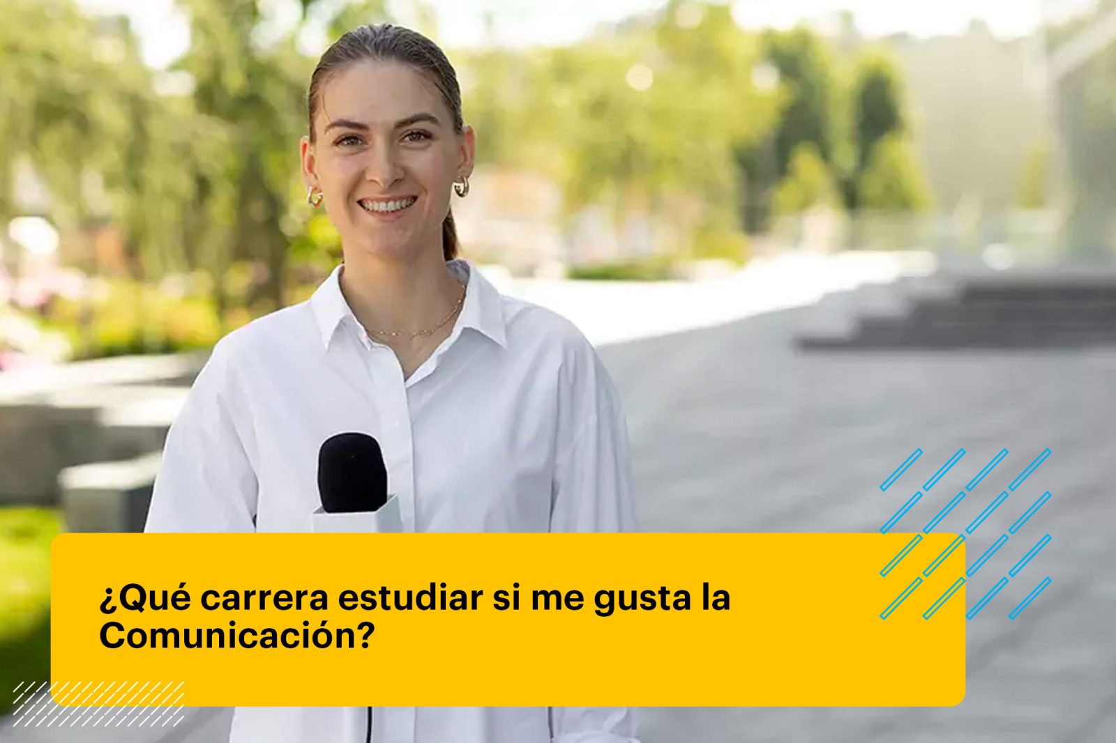 periodista sonriendo frente a la cámara