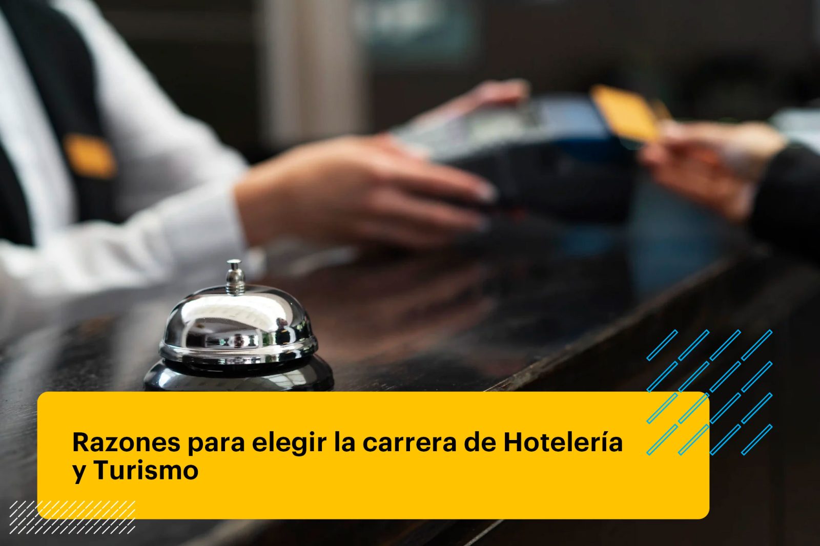 trabajador de un hotel atendiendo a un cliente