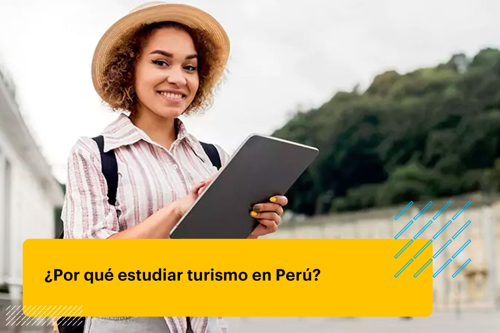 profesional de turismo haciendo una guía turística