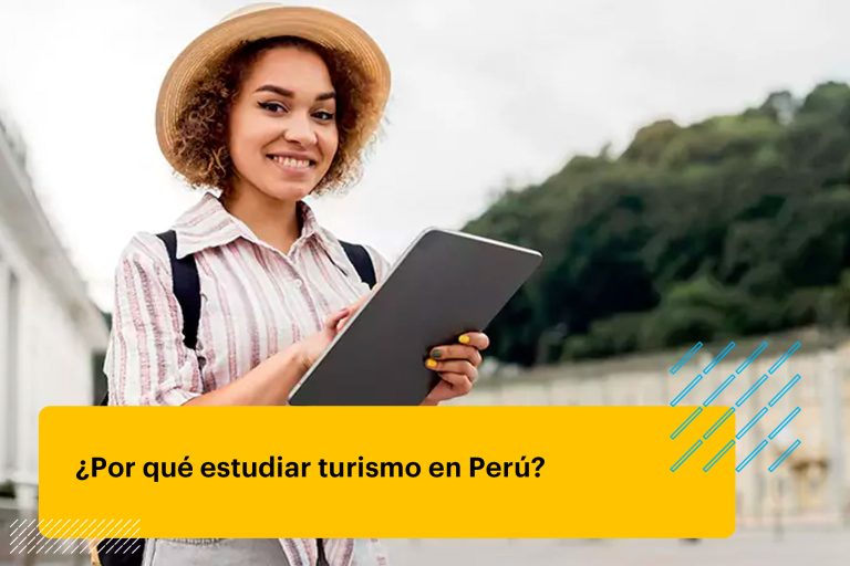 profesional de turismo haciendo una guía turística