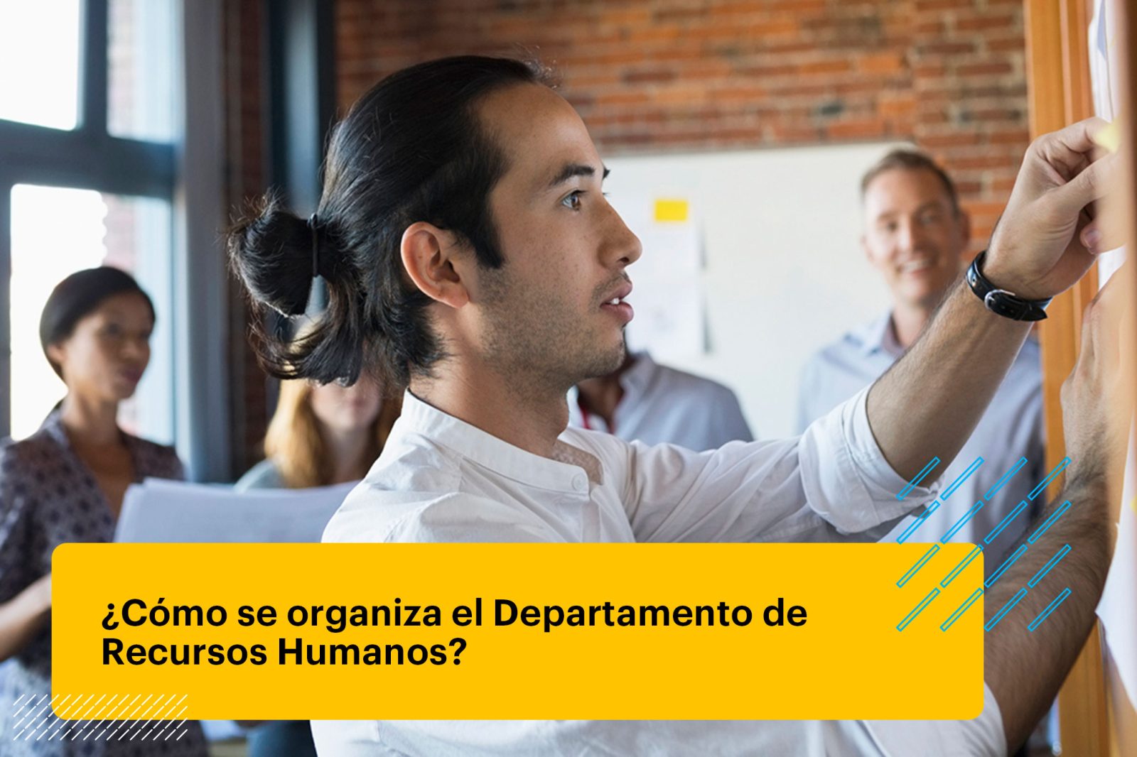 profesional de recursos humanos haciendo lluvia de ideas