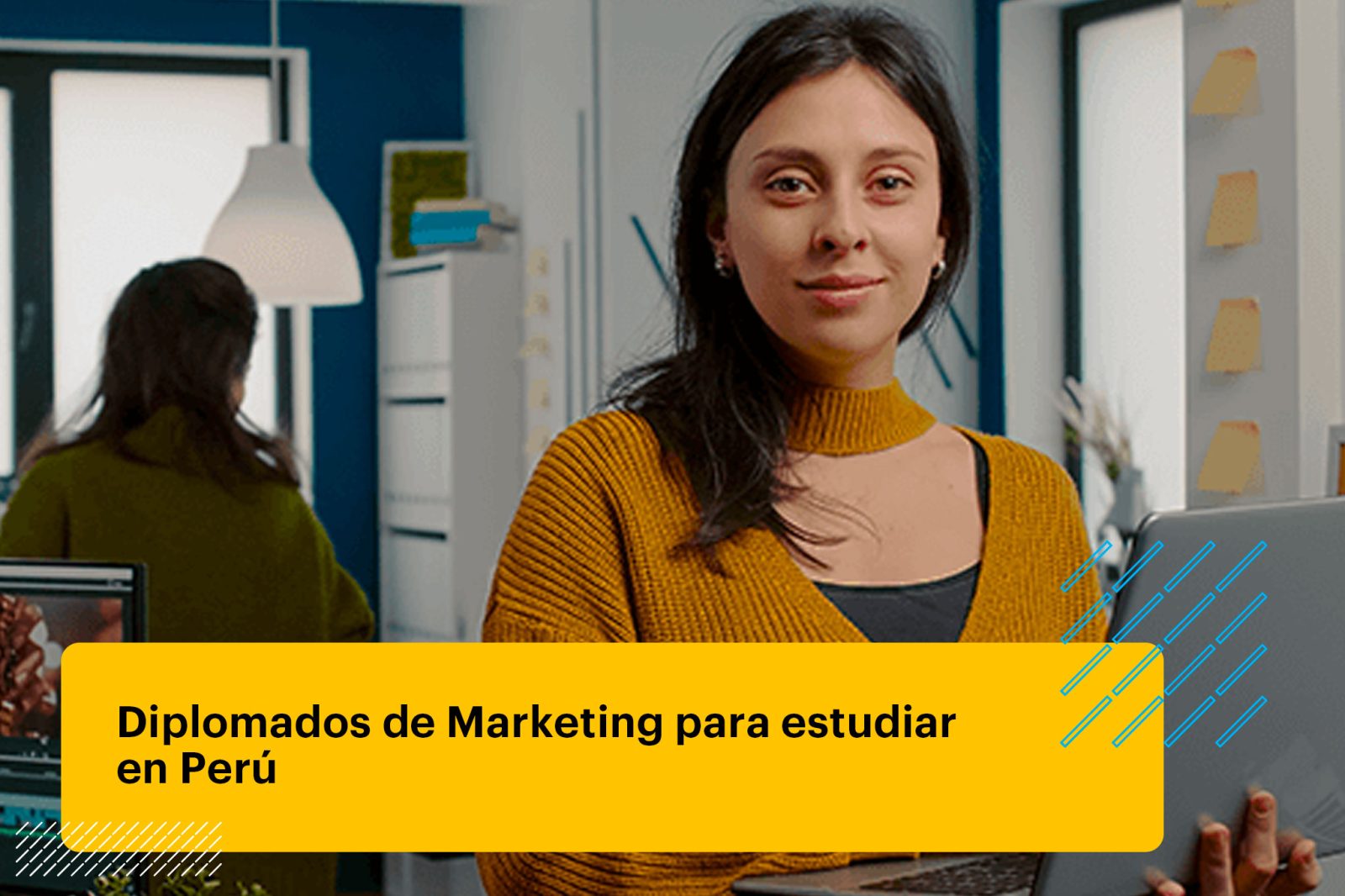 profesional de marketing sosteniendo su laptop