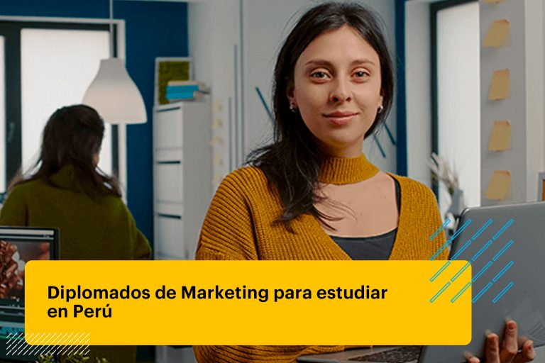 profesional de marketing sosteniendo su laptop