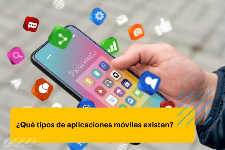 persona usando diversas aplicaciones móviles