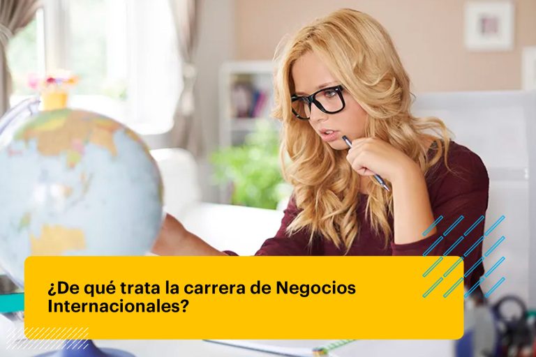profesional de negocios internacionales revisando el mapa