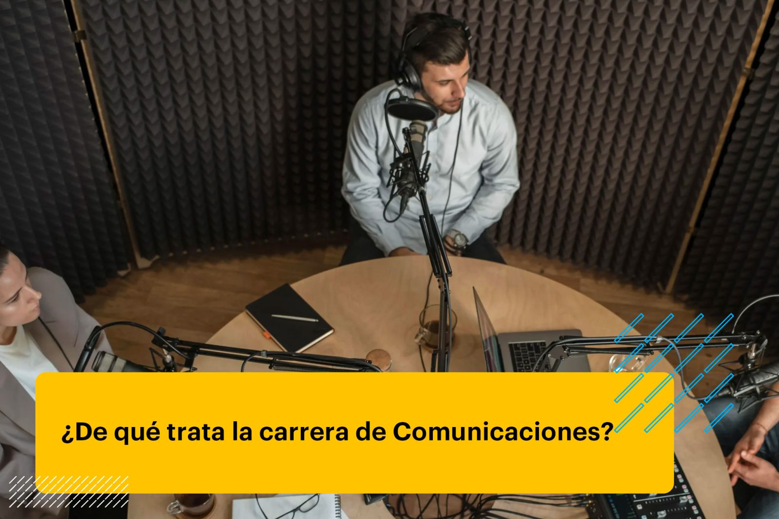 profesionales de comunicación en un noticiero radial