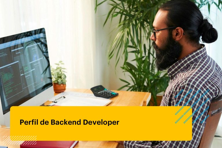 Desarrollador BackEnd en su laptop