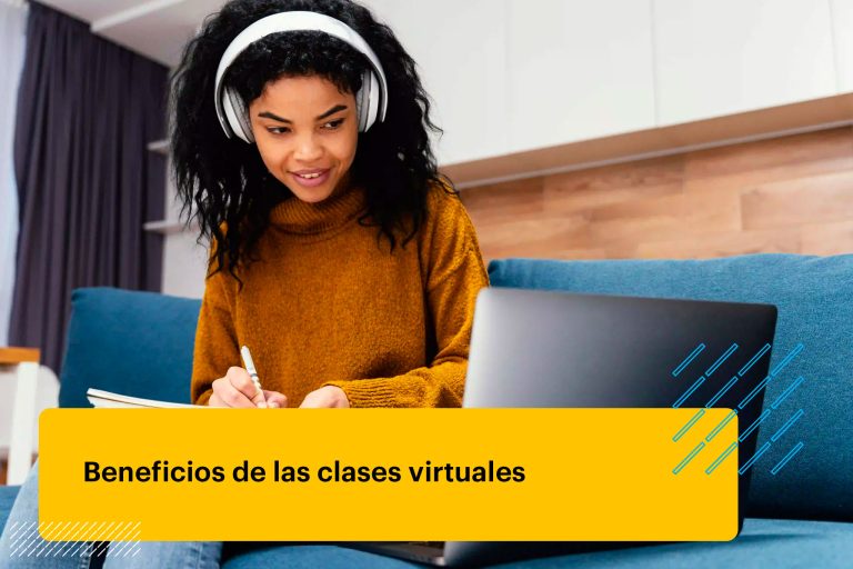 estudiante tomando notas en clases
