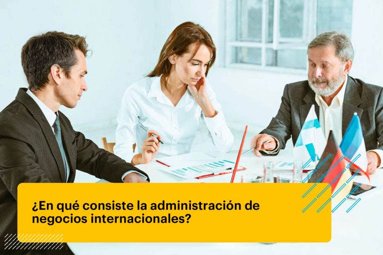 administradores de empresas debatiendo en el trabajo