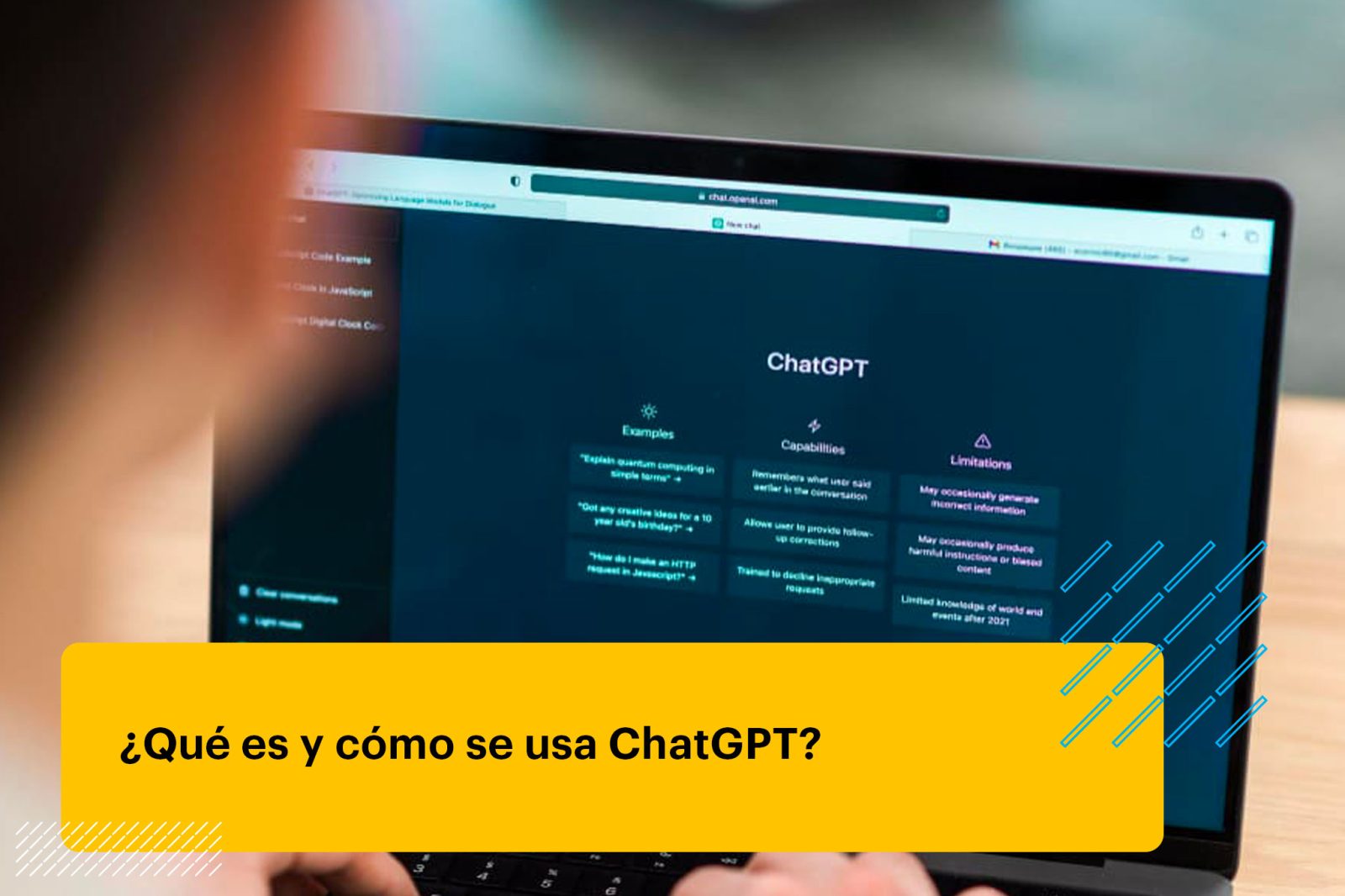 persona usando ChatGPT en su laptop