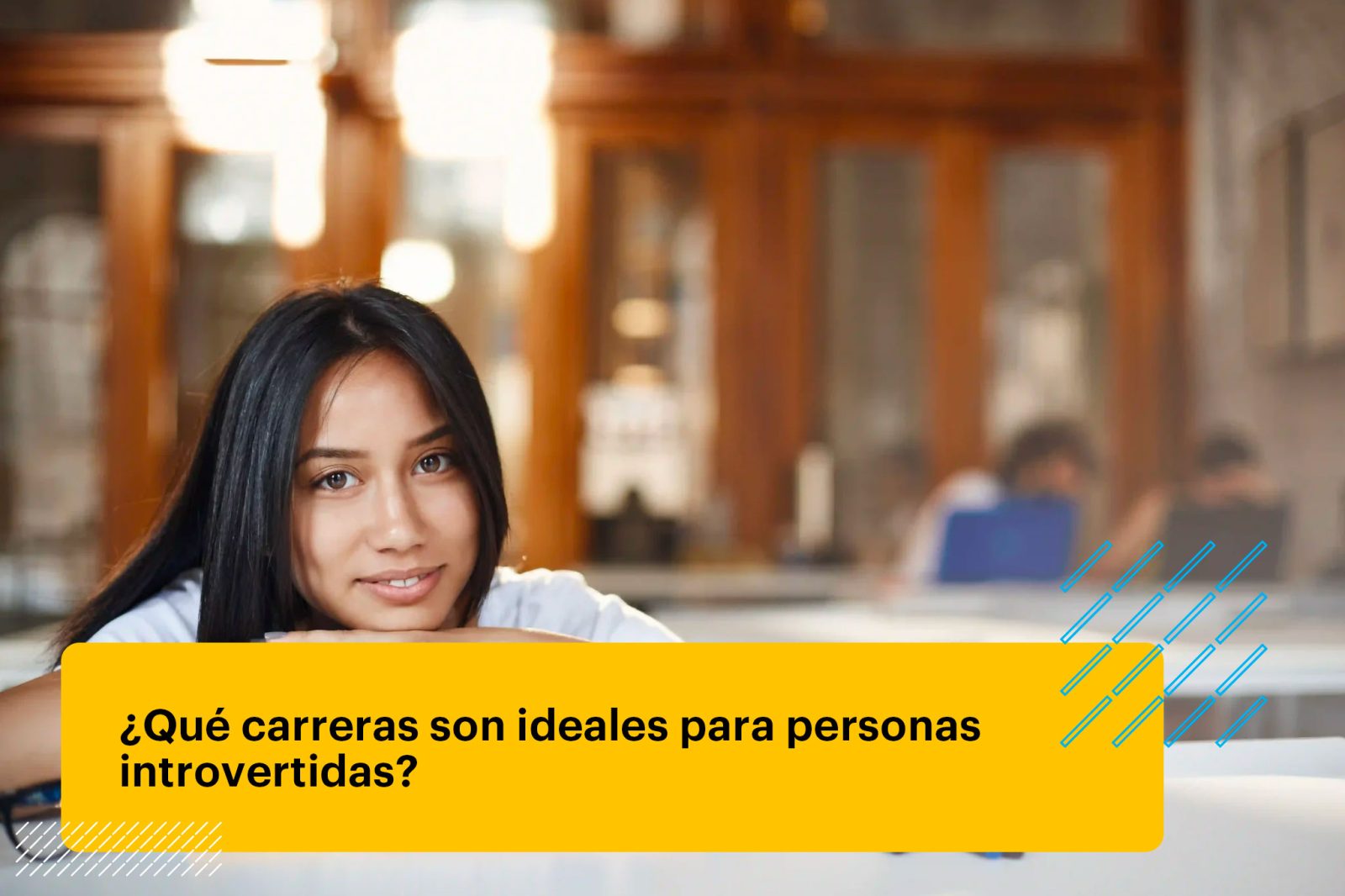 mujer sosteniendo cuadernos