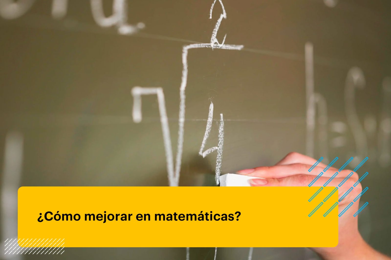 persona escribiendo una fórmula matemática en la pizarra