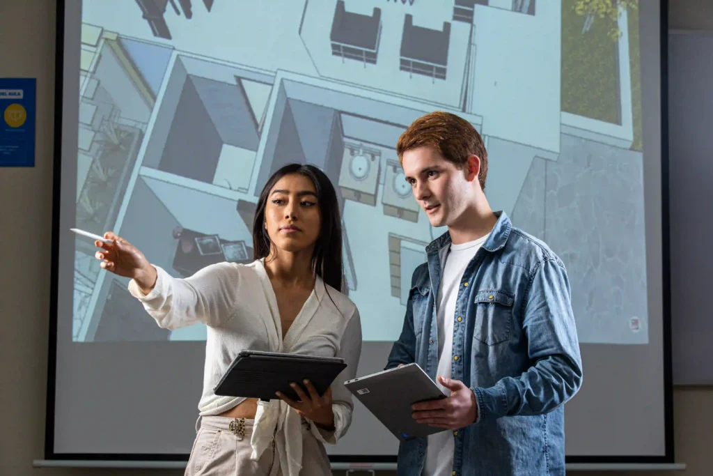 Alumnos estudiando la carrera de Diseño de Interiores