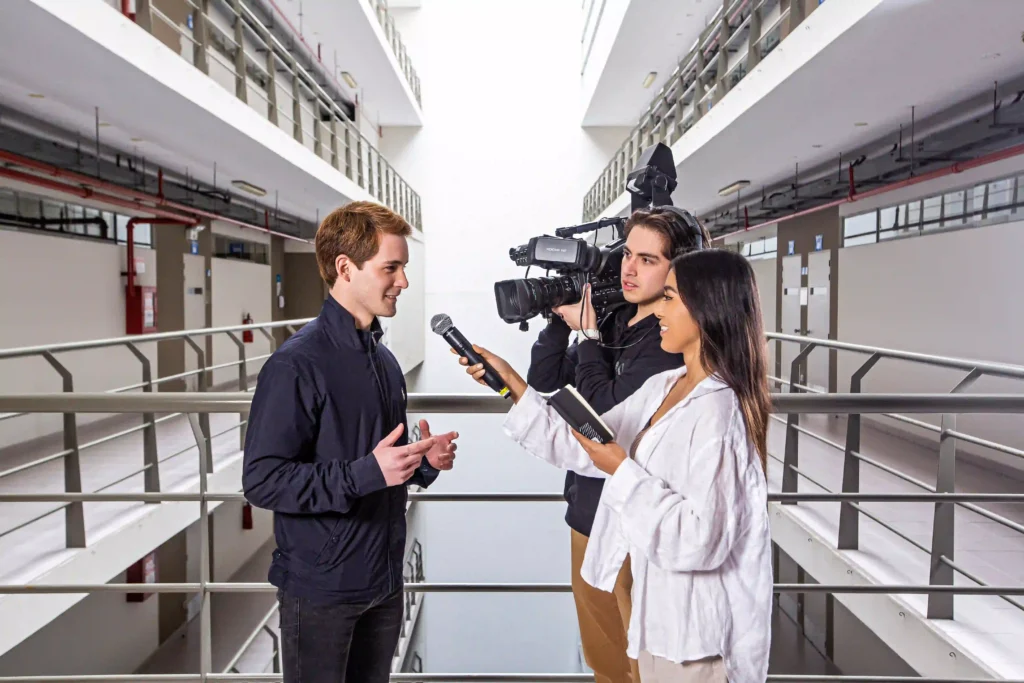 Estudiantes de la carrera de Periodismo