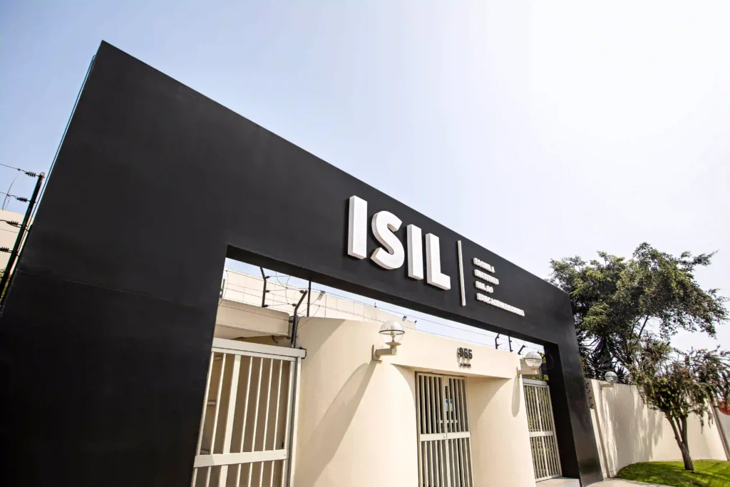 Fachada del Instituto ISIL