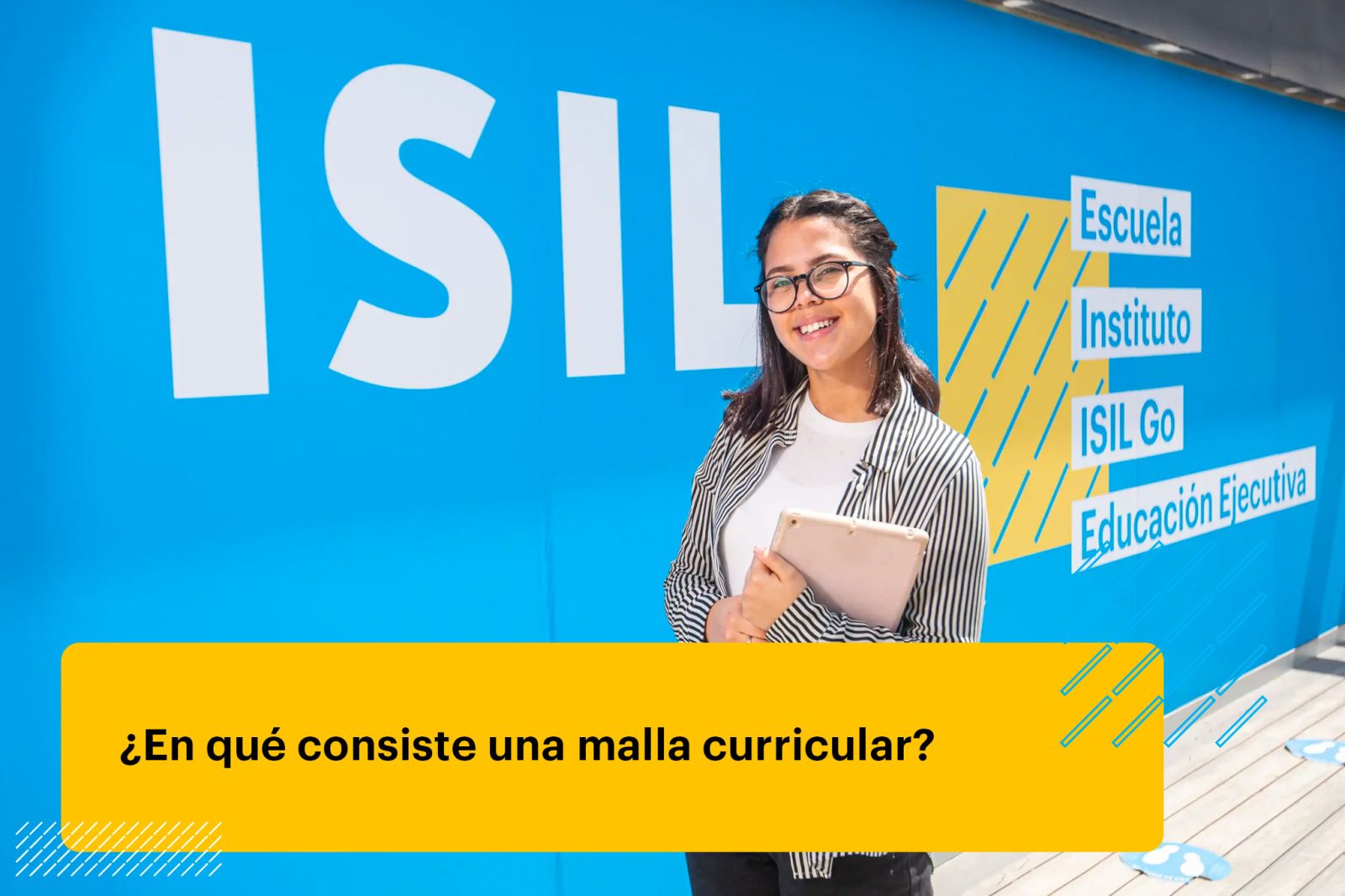 estudiante sosteniendo sus cuadernos