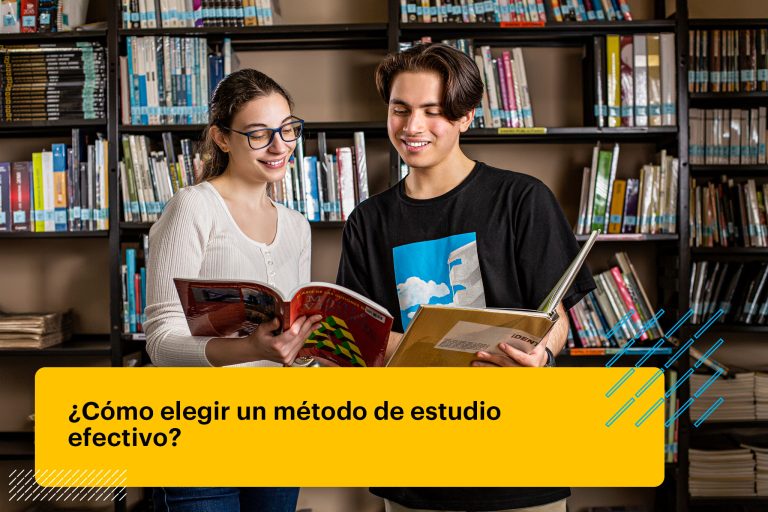 estudiantes leyendo un libro