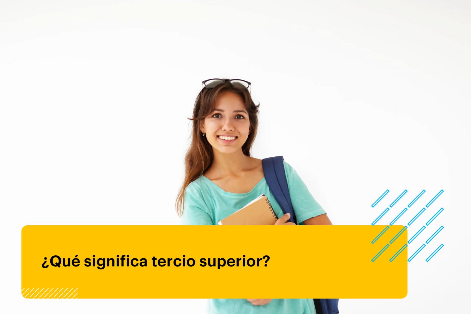 estudiante sosteniendo cuadernos