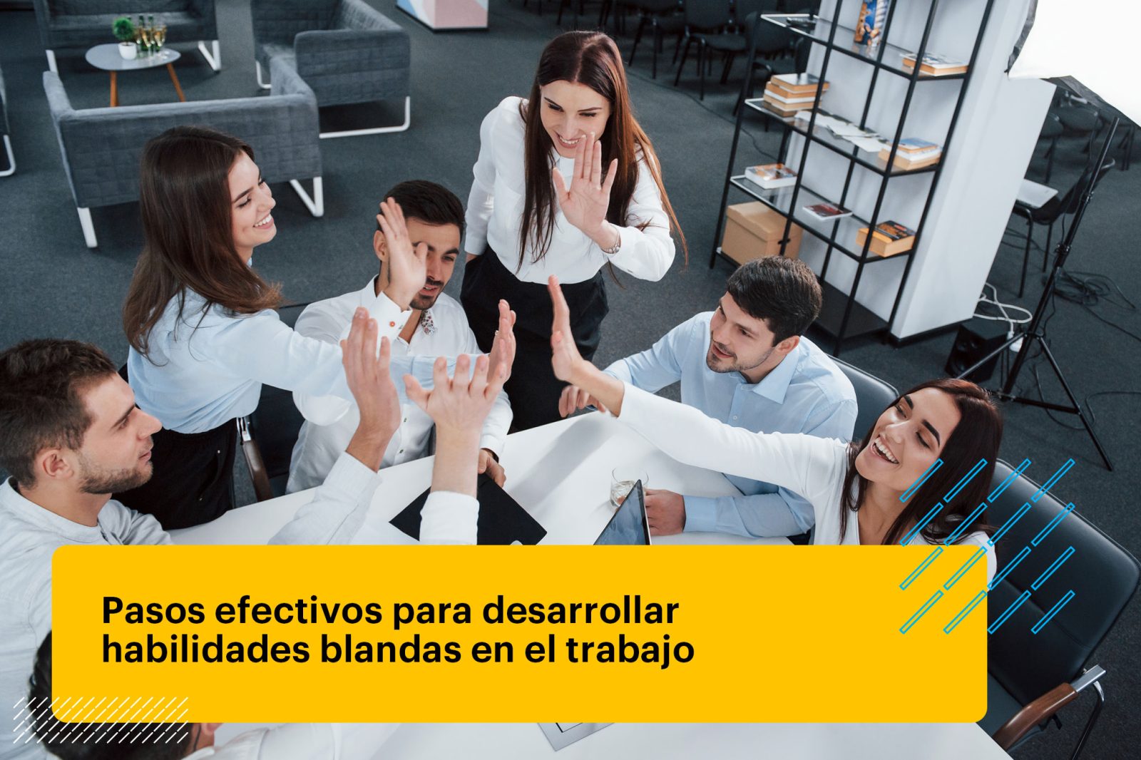 equipo de trabajo debatiendo un proyecto