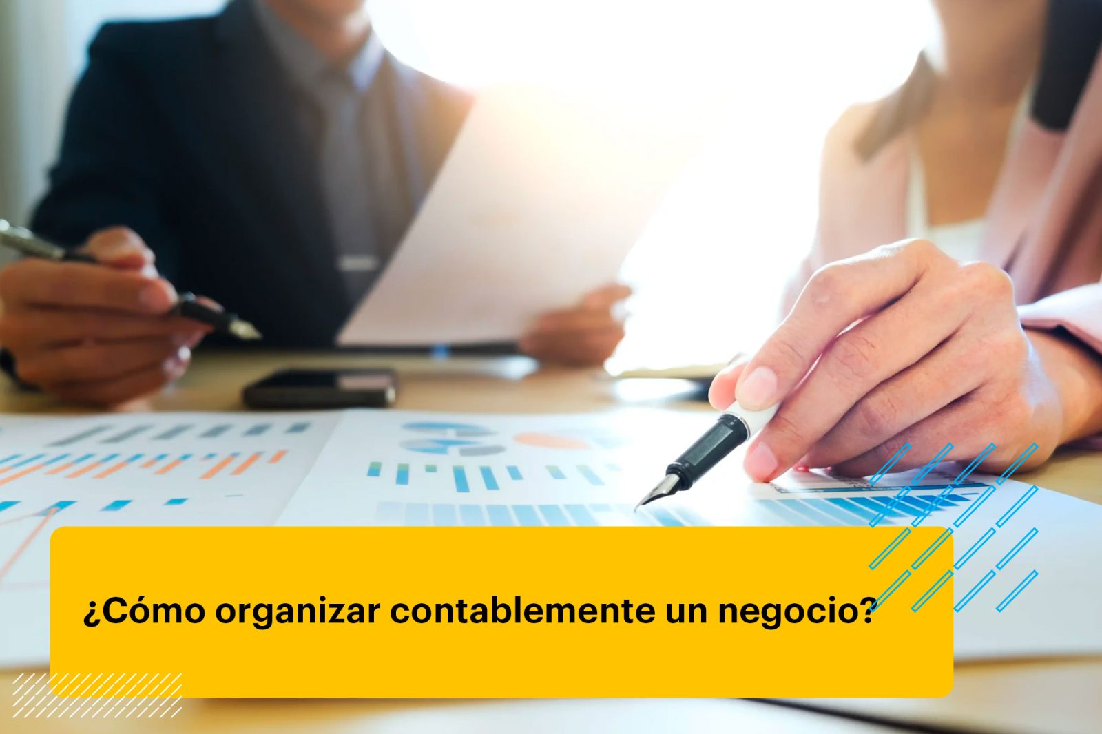 contadores revisando información financiera de una empresa
