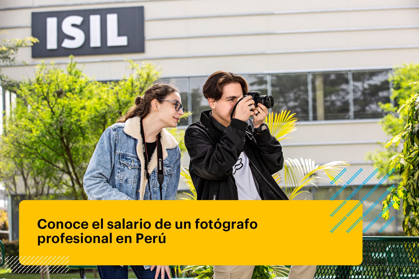 estudiantes de la carrera de fotografía usando una cámara