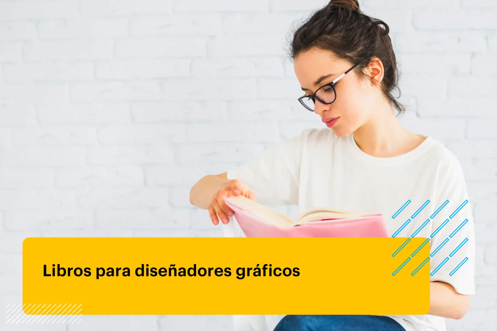 diseñadora gráfica leyendo un libro