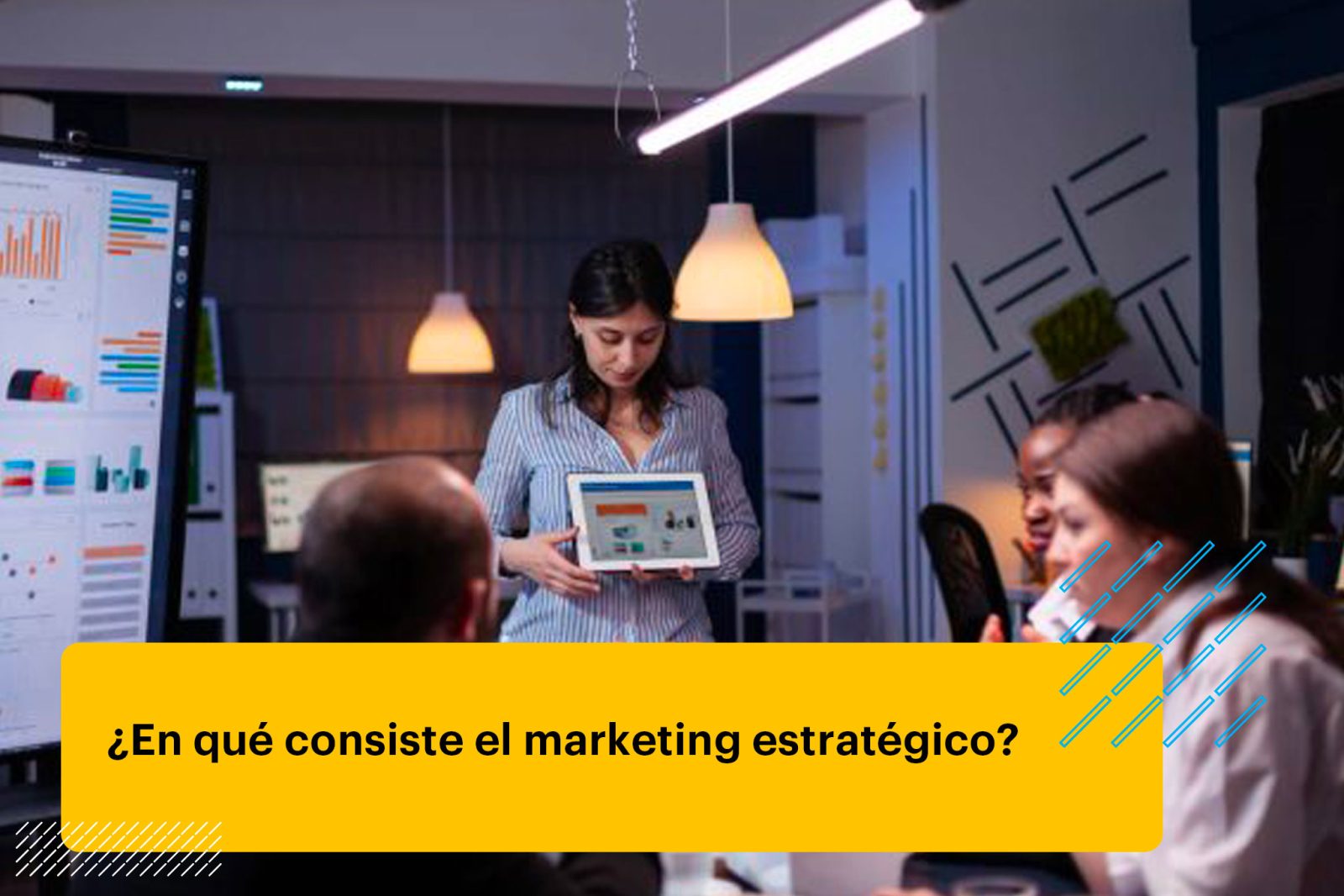 profesional de marketing enseñando el plan estratégico de marketing