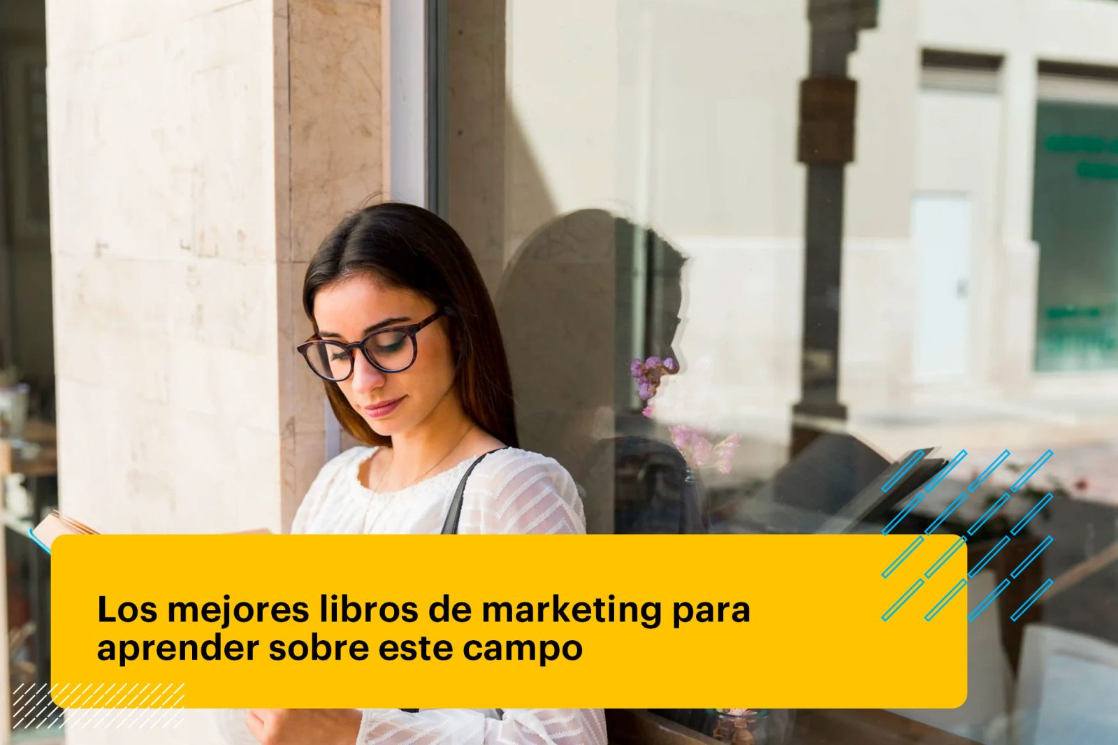 estudiante de marketing leyendo un libro