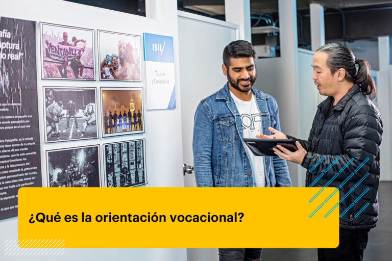 orientador vocacional ayudando a un joven a elegir su carrera profesional
