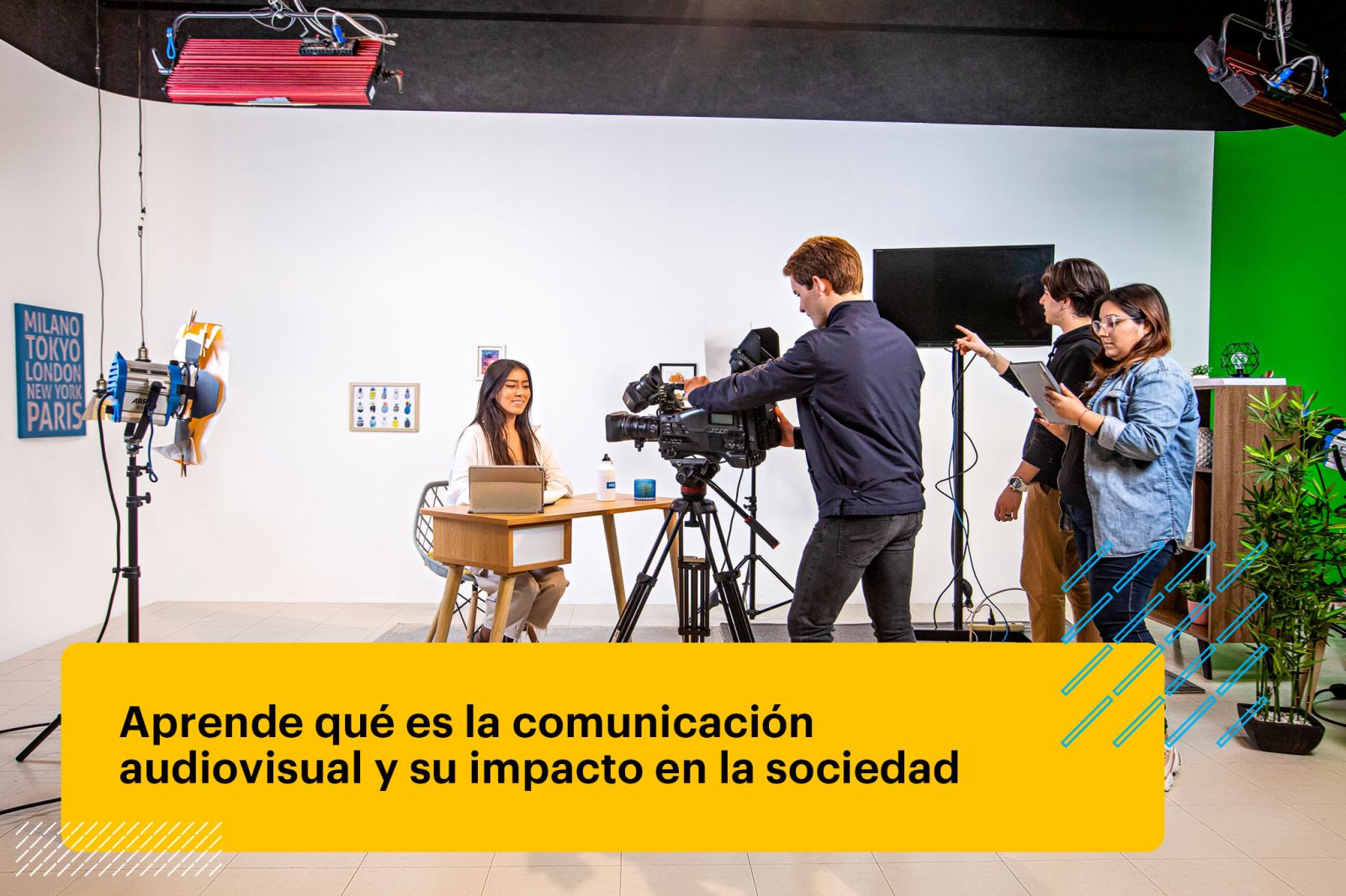 estudiantes de la carrera de comunicación audiovisual grabando un comercial de TV