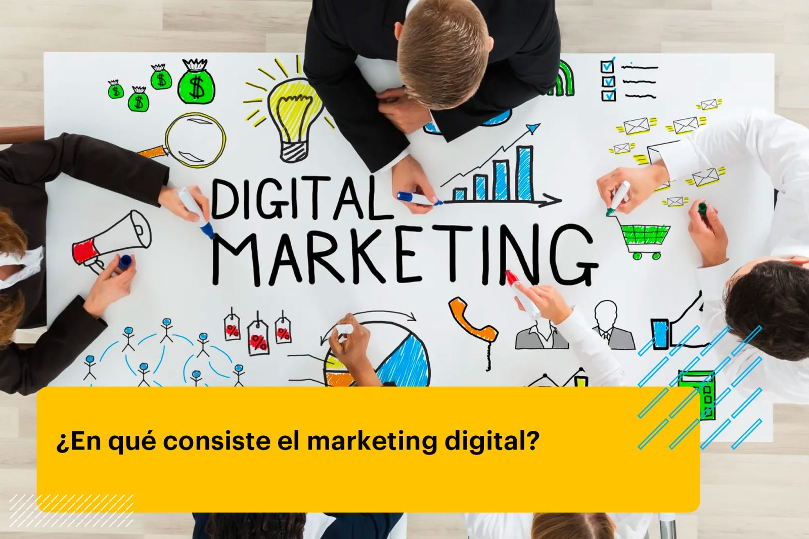 profesionales de marketing digital revisando propuestas