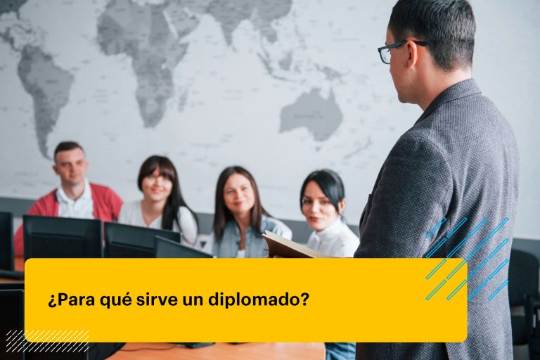 docente enseñando a alumnos de maestría