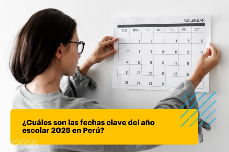 mujer revisando calendario escolar