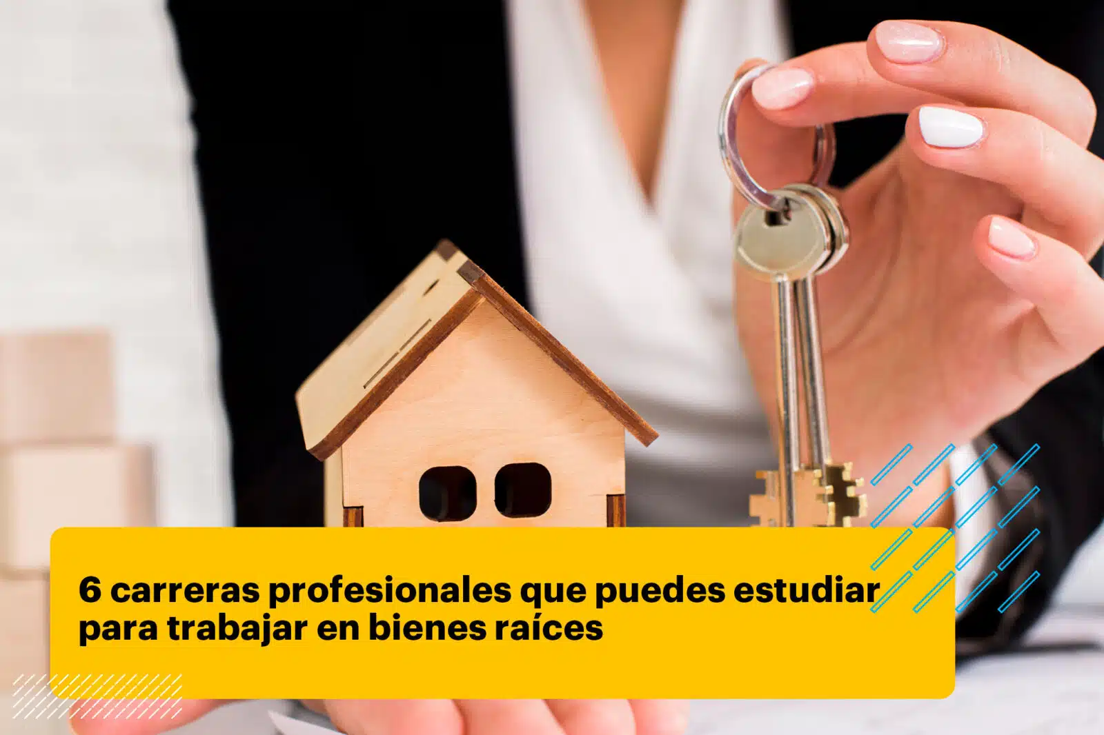 Mujer sosteniendo un juego de llaves con casa de madera