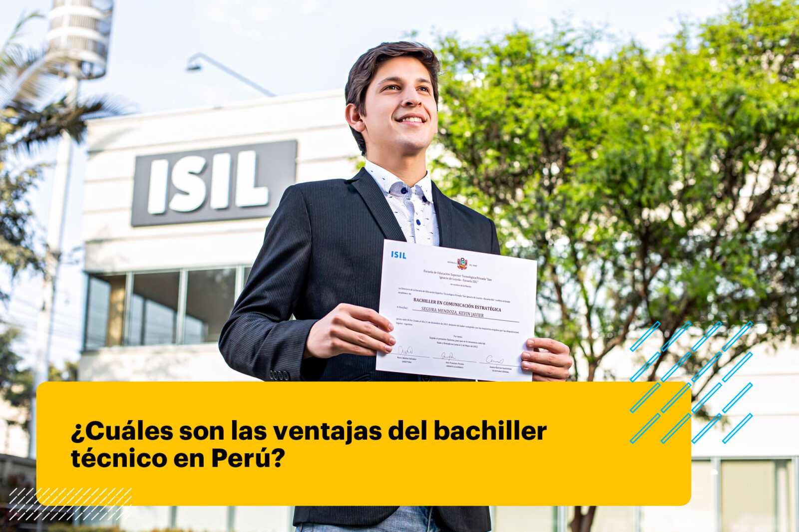 egresado sosteniendo su constancia de grado de Bachiller Técnico