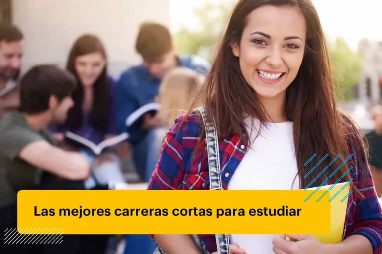estudiante mujer sosteniendo un cuaderno y sonriendo frente a cámara