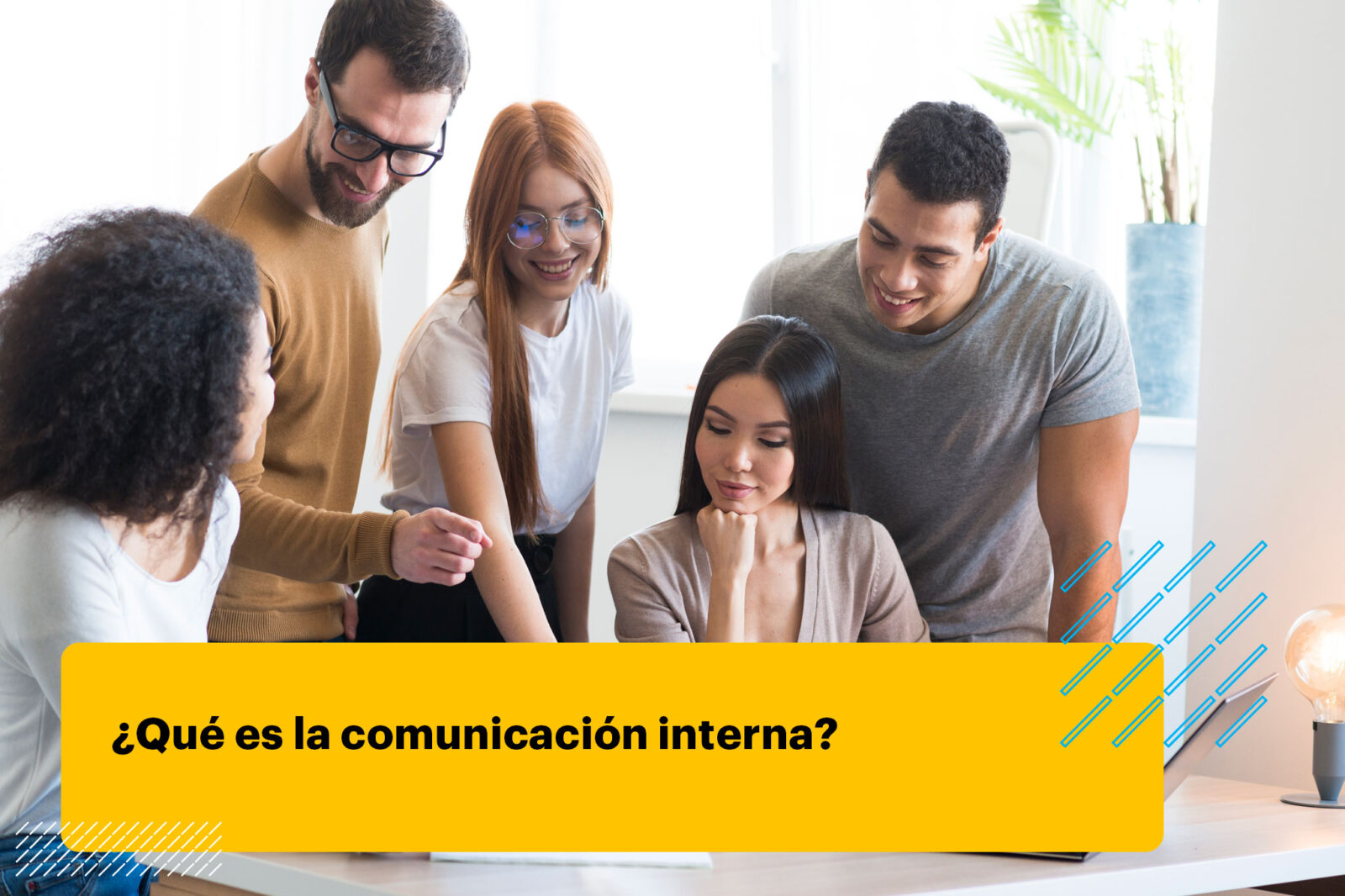 equipo de comunicación trabajando juntos en una iniciativa interna para una empresa