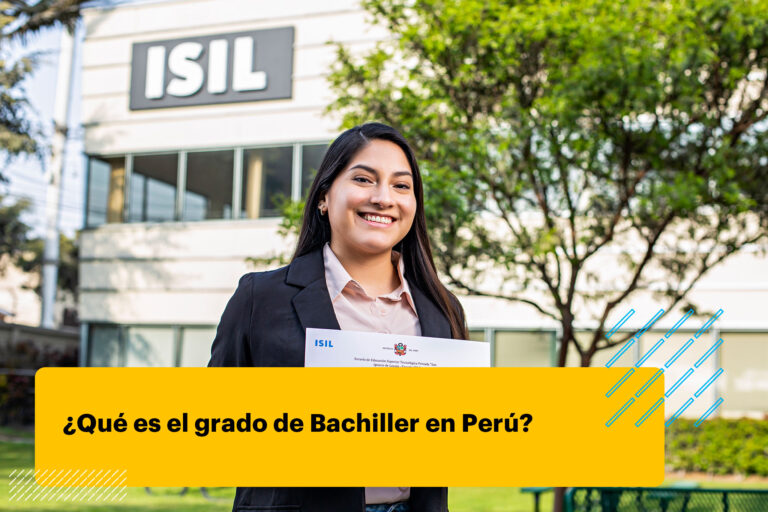 mujer profesional sosteniendo su constancia de grado de Bachiller