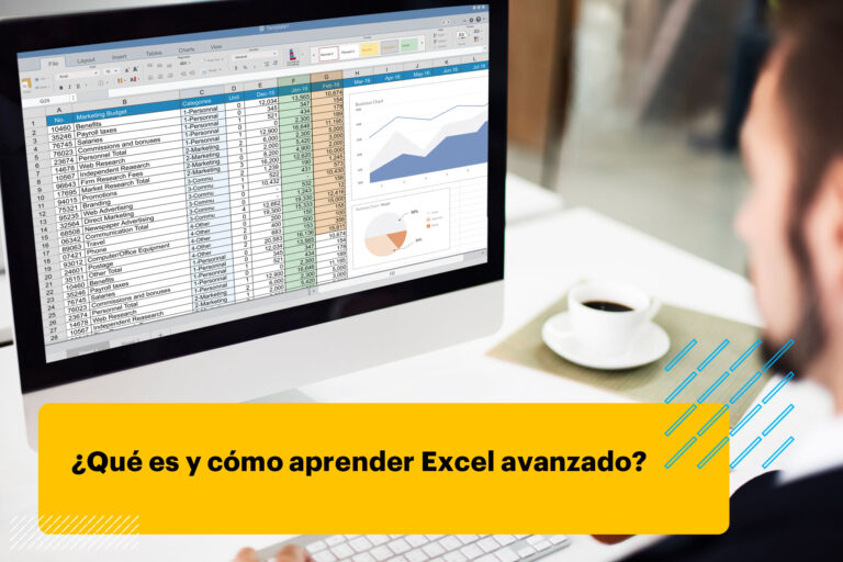 profesional haciendo una hoja de cálculo en Excel