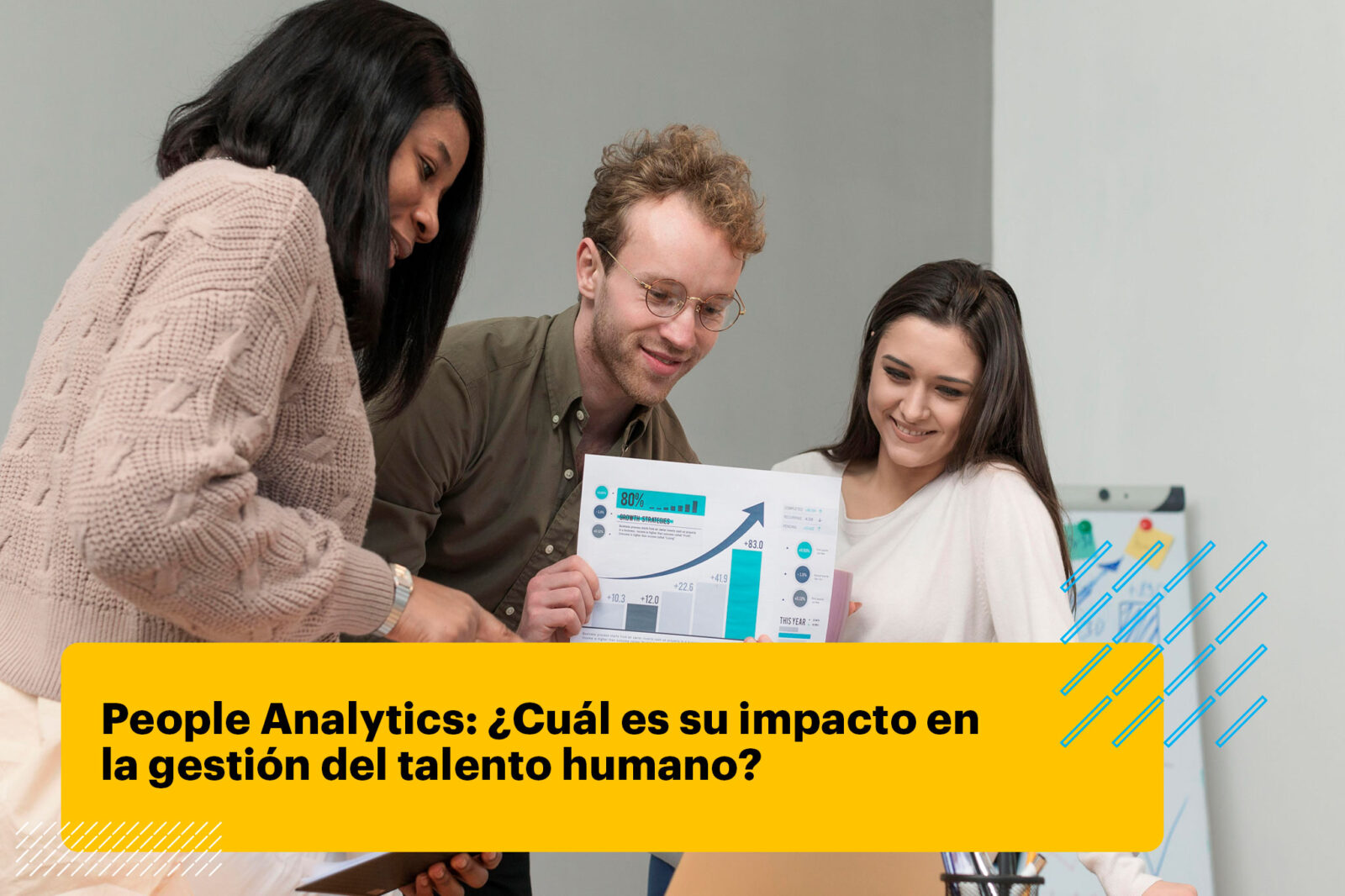 equipo de recursos humanos revisando datos