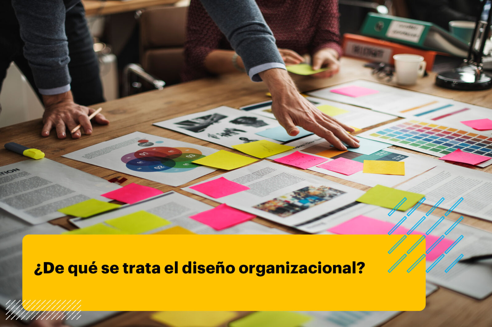 equipo haciendo un proyecto de diseño organizacional