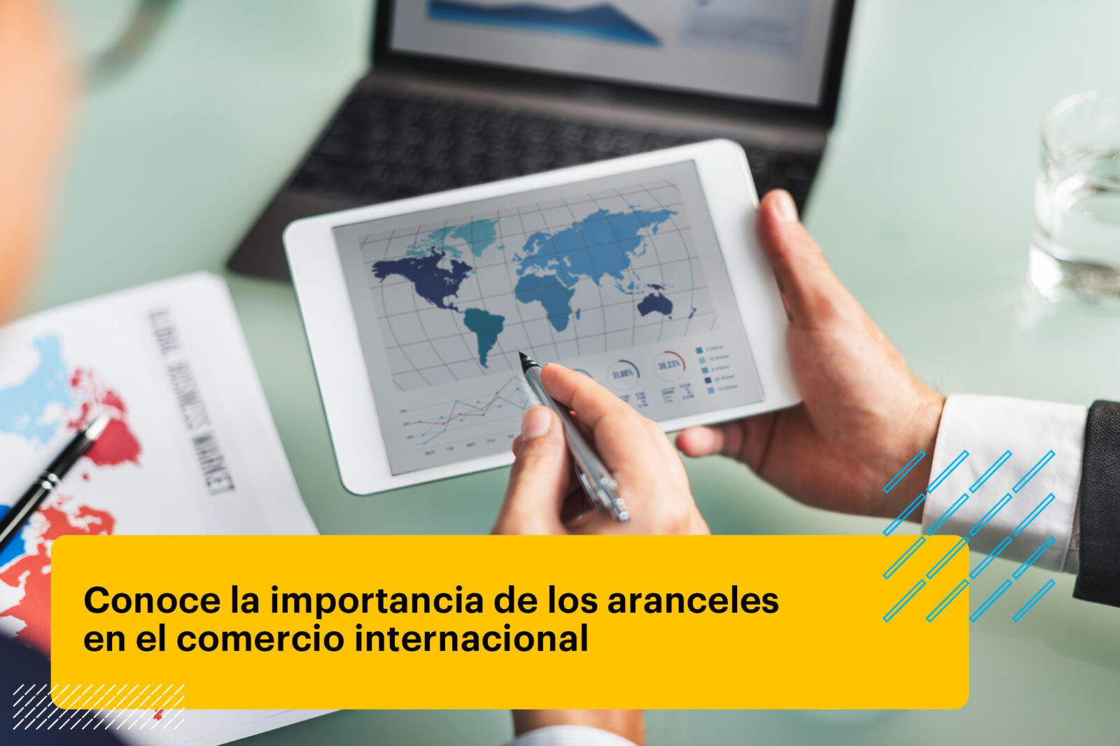 hombres de negocios revisando las estadísticas de comercio internacional