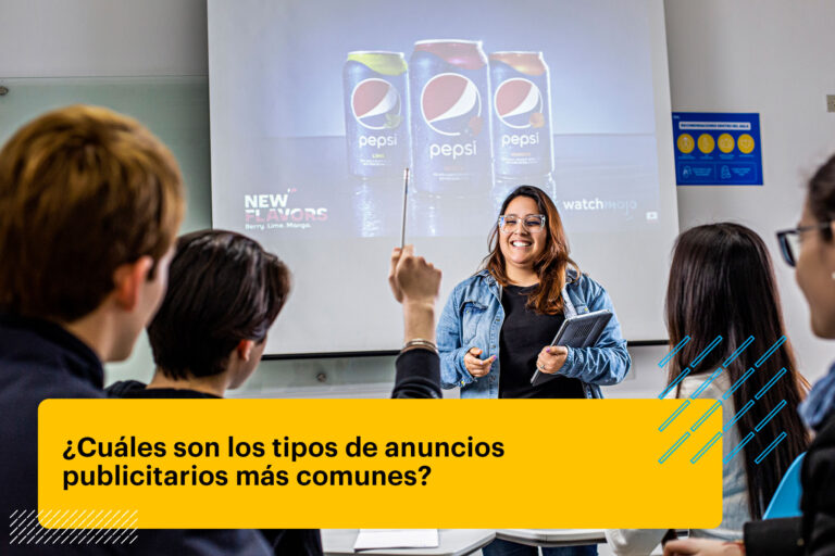 mujer publicista explicando una clase de anuncios publicitarios