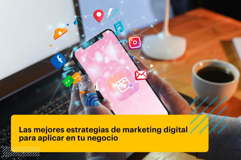 profesional de marketing sosteniendo un teléfono inteligente