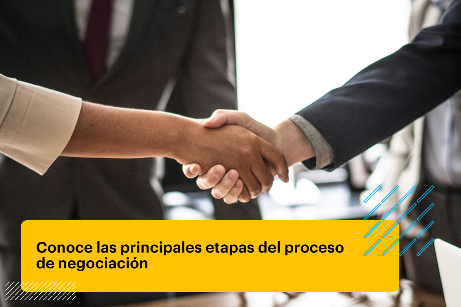 Gente de negocios dándose la mano en una sala de reuniones