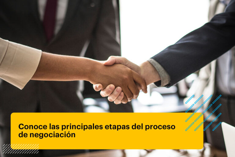 Gente de negocios dándose la mano en una sala de reuniones