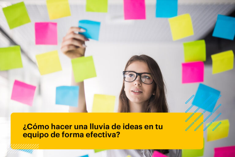 Mujer de negocios joven en gafas haciendo un brainstorming