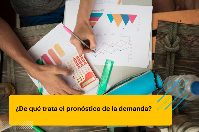 personas que trabajan con diagramas y gráficos en mesa.