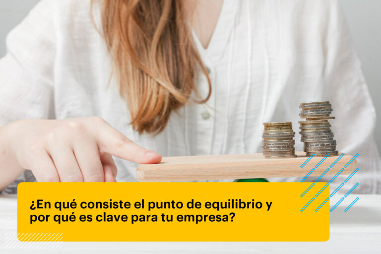 mujer sosteniendo su dedo en equilibrio con las monedas