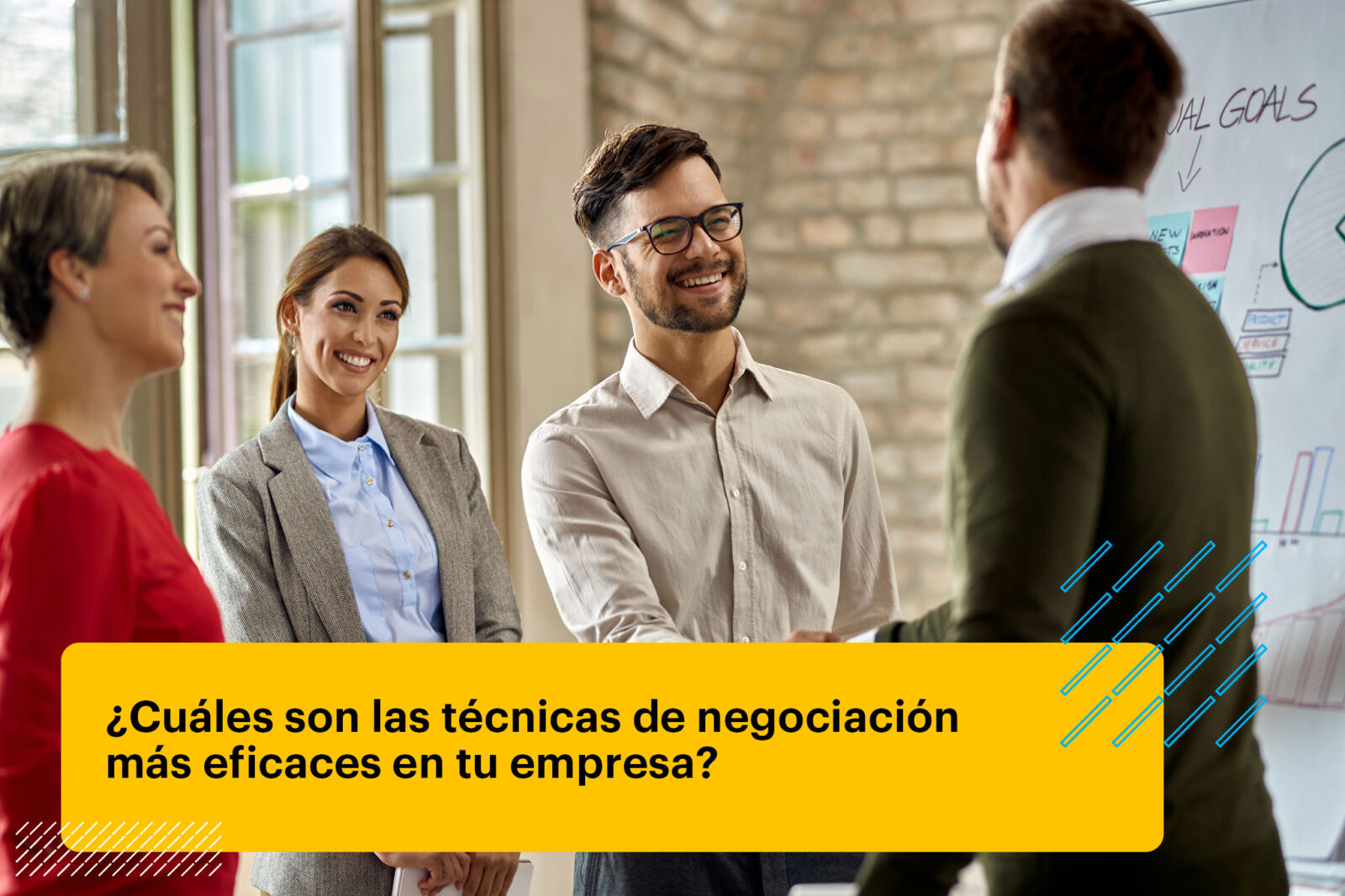 equipo de trabajo estrechando la mano en una presentación